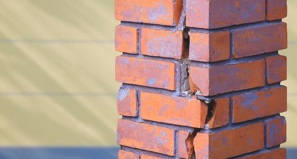 Guide d'identification et de traitement des fissures dans une maison